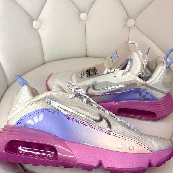 Women's Air Max 2090 Casual Sneakers Size 5.5 - Picture 2 of 6
